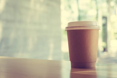 Kağıt Kupası kafede masada sıcak latte kahve