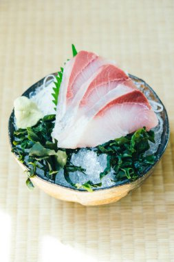 Taze hamachi et balık sashimi ile ham