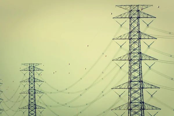 Eletricidade e alta tensão — Fotografia de Stock