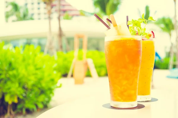 Iced cocktails drinken van glas met strand en zee — Stockfoto