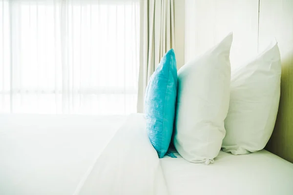 Pernă confortabilă pe pat — Fotografie, imagine de stoc