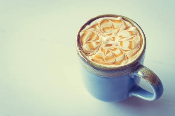 Tasse de macchiato au caramel latte chaud — Photo