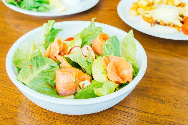 Gerookte zalm met groente salade — Stockfoto