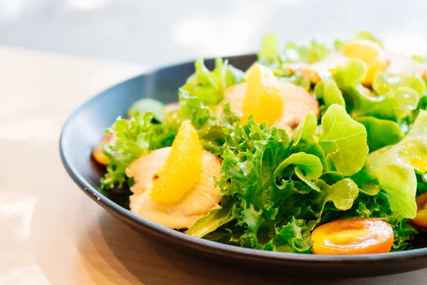 Carne de frango grelhada com salada de legumes — Fotografia de Stock