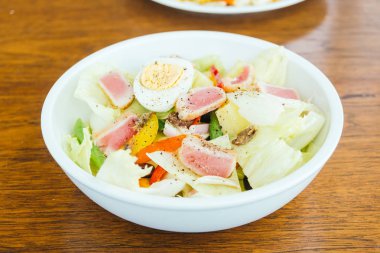 Ton balığı et ve yumurta sebze salatası ile