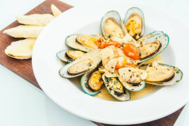 Beyaz şarap soslu buğulanmış midye