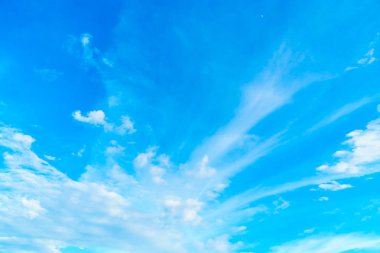 Mavi gökyüzünde beyaz bulut