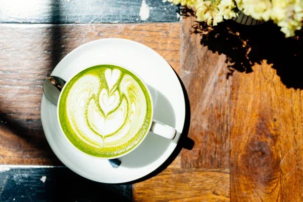 Té verde matcha latte en taza blanca — Foto de Stock