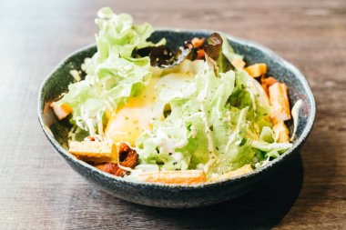 Sezar salata kasesine 