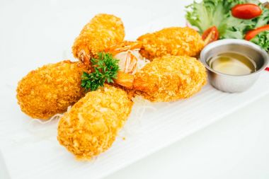 Derin kızarmış karides veya karides pasta