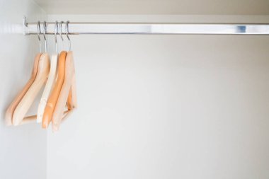 Boş elbise askısı