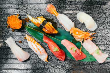 Ham ve taze somon balığı karides ve diğer suşi