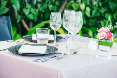 Romantik yemek masası Şarap kadehi ile ayar ve diğer