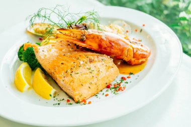 Karışık ızgara deniz ürünleri ile Somon karides biftek ve diğer et