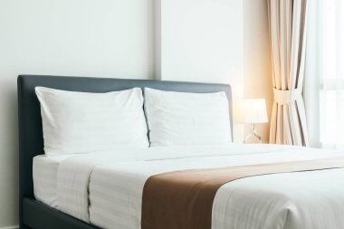 Yatakta rahat yastık