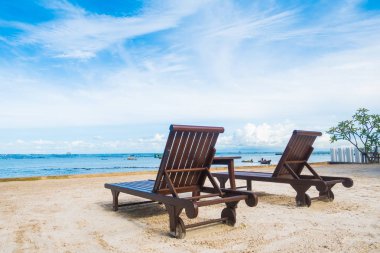 Sahildeki boş sandalye.