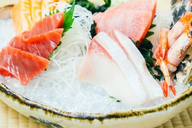Ham ve taze somon balığı ve diğer sashimi Balık eti