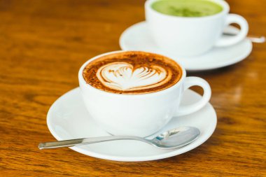 Beyaz fincan sıcak çikolatalı latte