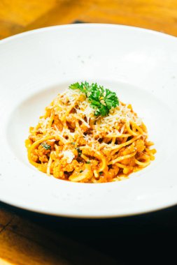Spagetti veya makarna bolognese beyaz plaka