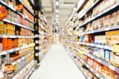 Soyut bulanıklık ve süpermarkette alışveriş bölümü s defocused