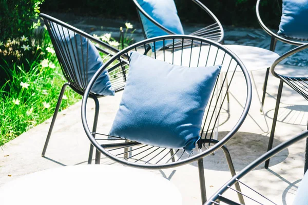 Patio con almohada en silla y mesa — Foto de Stock