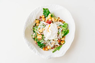 Sezar salatası beyaz kase