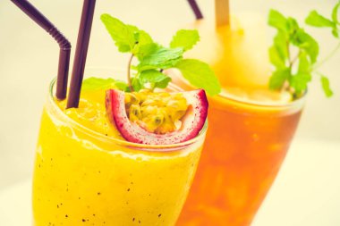 Plaj ve deniz ile cam içme buzlu kokteyller