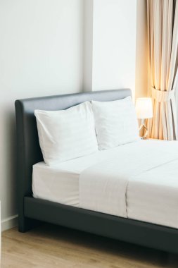 Yatakta rahat yastık