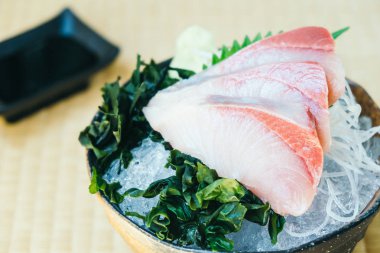 Taze hamachi et balık sashimi ile ham