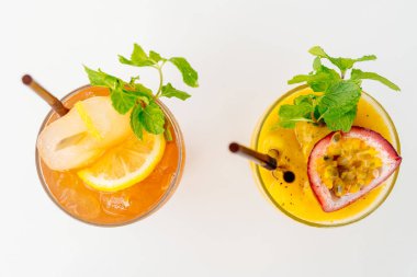 Plaj ve deniz ile cam içme buzlu kokteyller