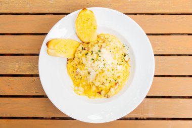 Spagetti carbonara beyaz plaka