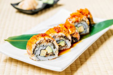 Unagi veya yılan balığı balık suşi roll