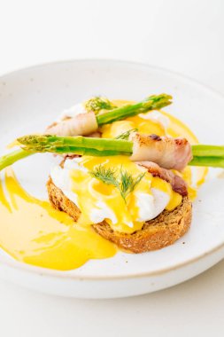 Pastırmalı yumurta benedict kuşkonmaz twist