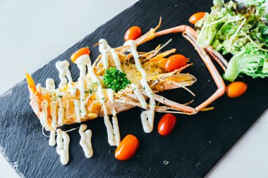 Izgara büyük karides ya da soslu karides