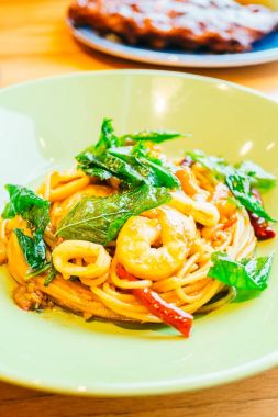 Spagetti veya makarna Baharatlı deniz ürünleri