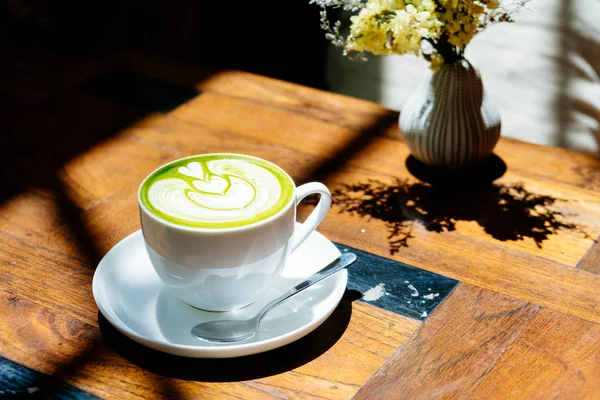 Yeşil çay, sütlü sütlü kahve.