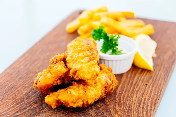 Pescado con papas fritas —  Fotos de Stock