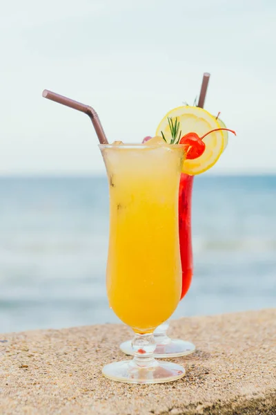 Iced cocktails drinking glass with beach and sea — Stock Photo, Image