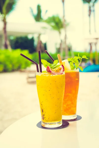 Mrożona koktajle picie szklanki z plaży i morza — Zdjęcie stockowe