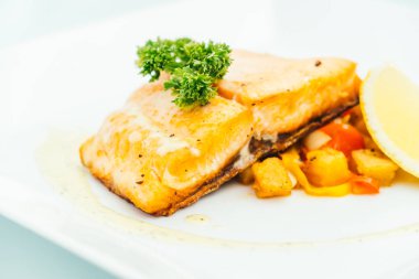 Beyaz tabak içinde somon steak 