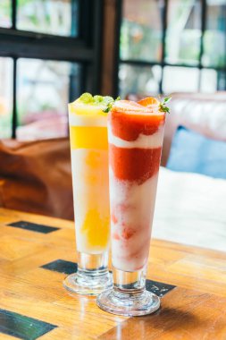 Çilek smoothies cam içme buz