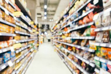 Soyut bulanıklık ve süpermarkette alışveriş bölümü s defocused