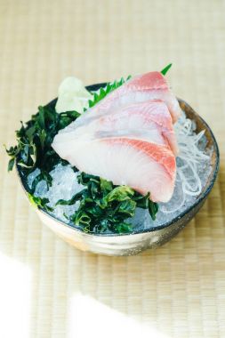 Taze hamachi et balık sashimi ile ham