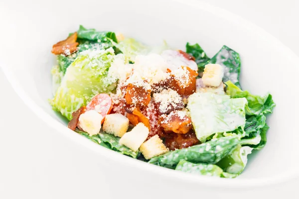 Caesar salát v bílé misce — Stock fotografie