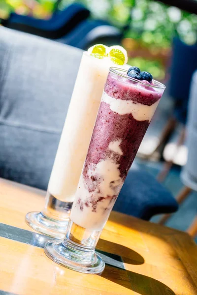 Borůvkové smoothie s jogurtem — Stock fotografie