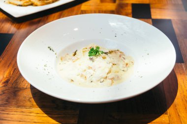 Spagetti carbonara beyaz plaka 