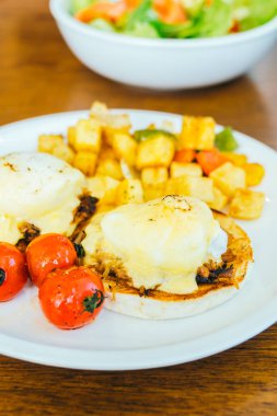 Yumurta benedict beyaz plaka 