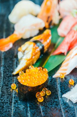 Ham ve taze somon balığı karides ve diğer suşi