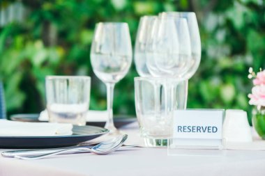 Romantik yemek masası Şarap kadehi ile ayar ve diğer