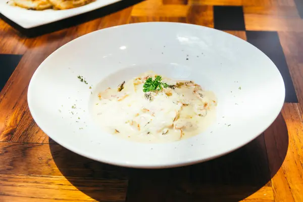 Spagetti carbonara beyaz plaka 